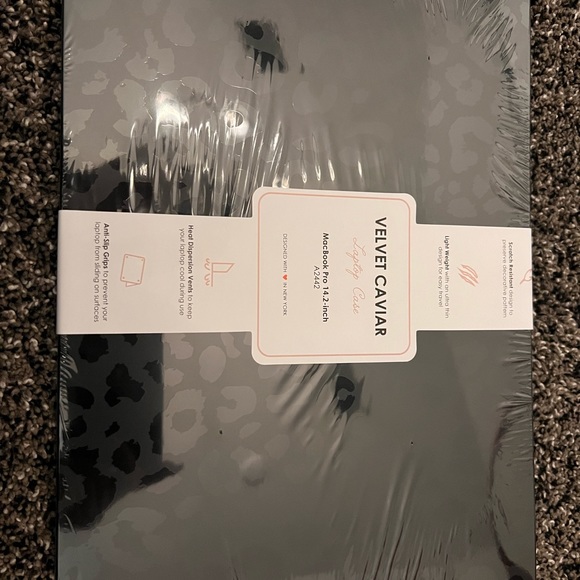 Velvet Caviar Black Leopard MacBook case 14.2” NWT - Picture 2 of 3